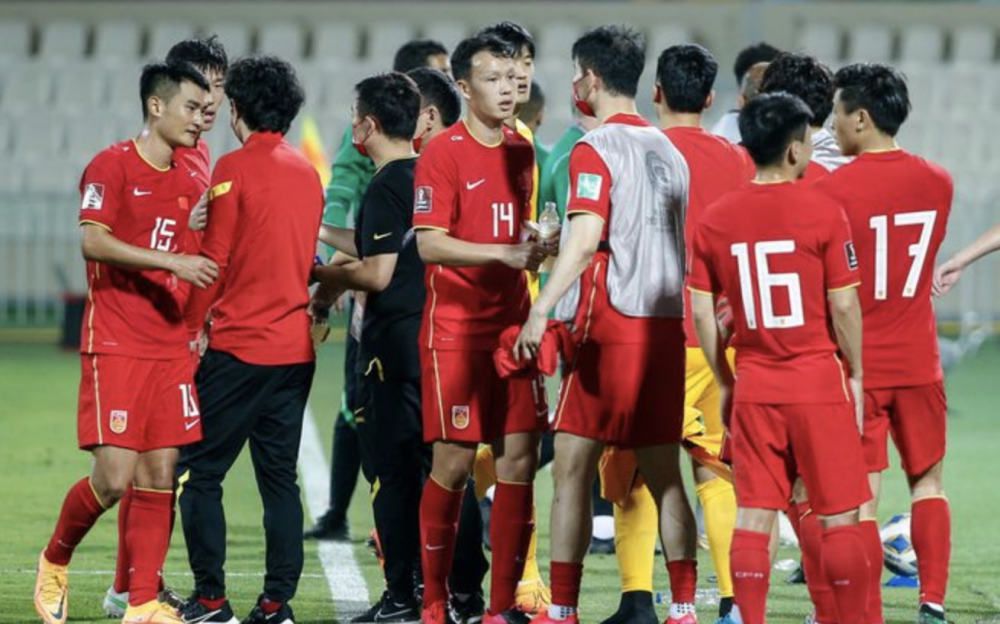 他还没回过神来，叶辰便冷声道：萧常乾，在我家门口你也敢这么放肆，忘了当初你儿子和萧家一众狗腿子的下场了？萧常乾被抽了这一个耳光，瞬间就老实了。